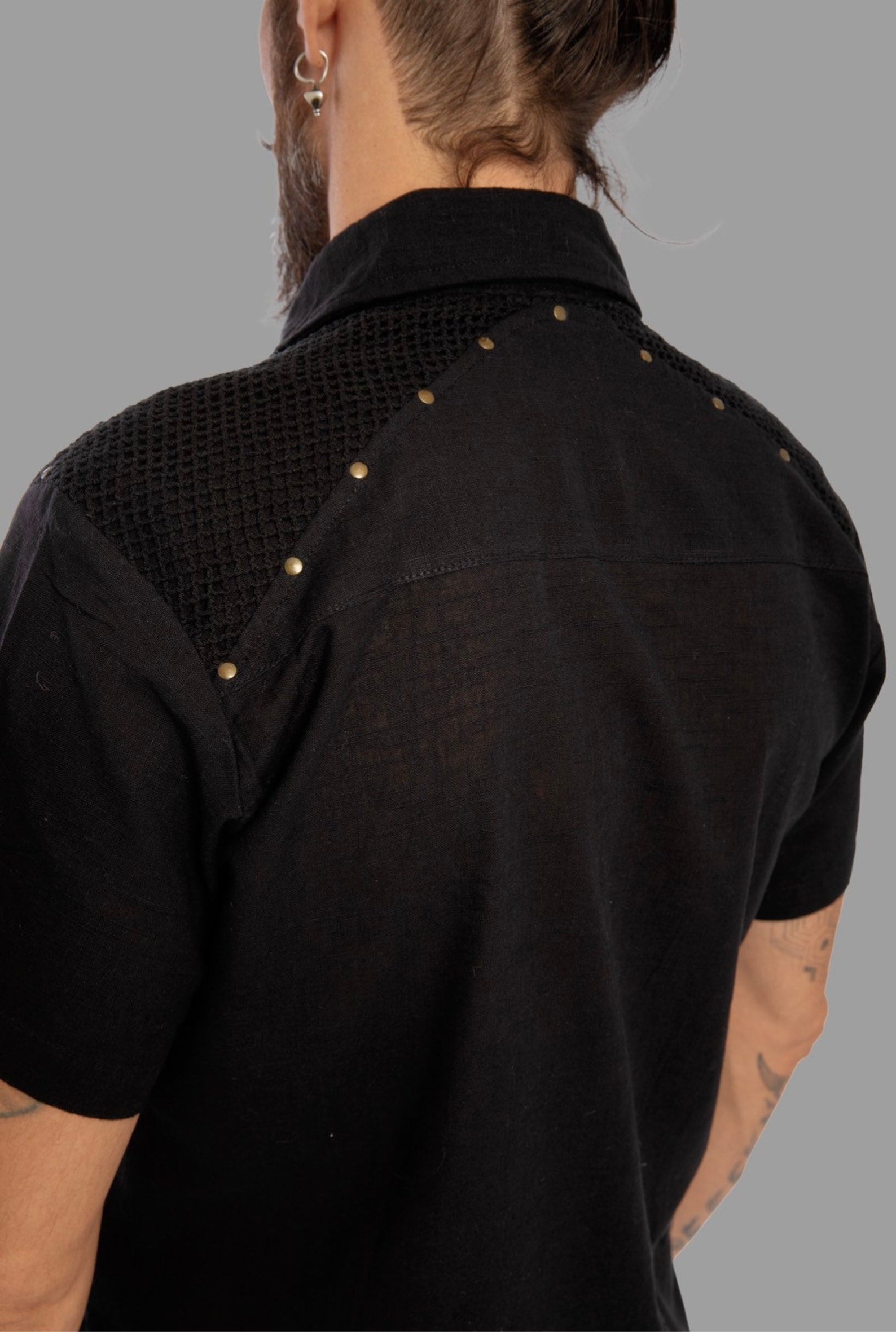 Short sleeve shirt in 100% cotton fabric. With net and brass studs details on the shoulders.