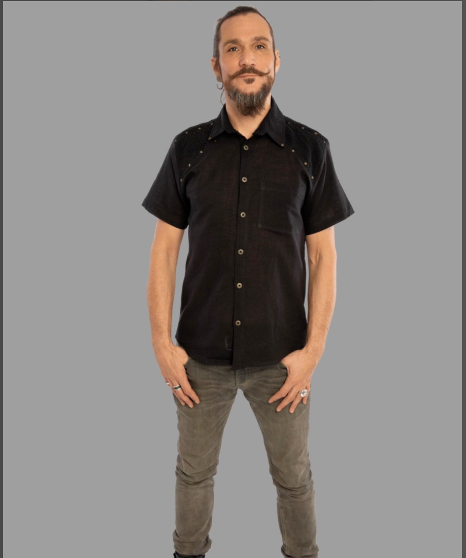 Short sleeve shirt in 100% cotton fabric. With net and brass studs details on the shoulders.